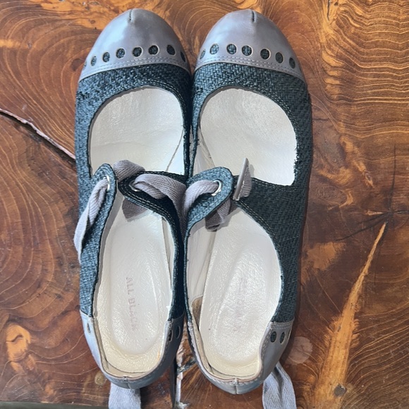 Brand: All Black. Size 40, materials: tilapia fish skin & recycled newspaper. - Picture 3 of 14